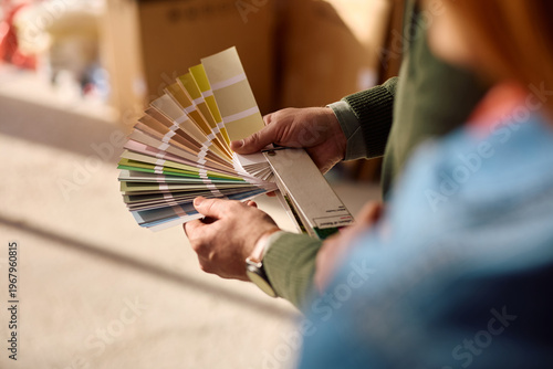 Foto Close up of man choosing colors with his wife during home remodeling project