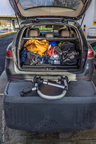Foto Suitcases and bags in trunk of car ready to depart with additional cargo box