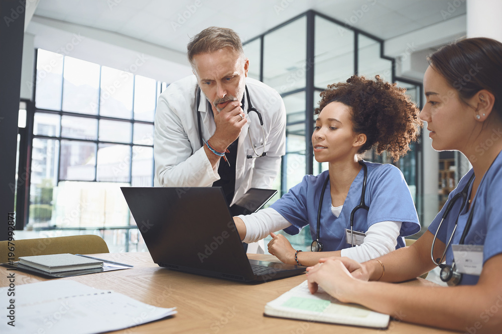 Obraz premium Laptop, thinking and training students with doctor in hospital for healthcare internship or residency. Computer, ideas and medical coaching with people in clinic for communication, review or study