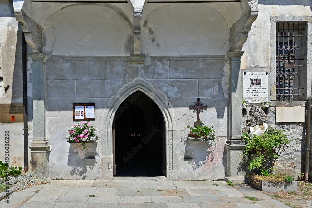Naklejka premium Macugnaga, la Chiesa Vecchia, Verbano Cusio Ossola, Piemonte, Italia