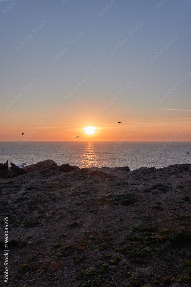 Obraz premium Golden Sunset Over Atlantic Ocean in Algarve Portugal with Calm Sea Horizon