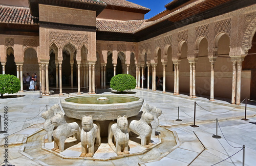 Картината върху платно Granada, palazzi e decorazioni del Patio de los Leones nel complesso dell'Alhamb