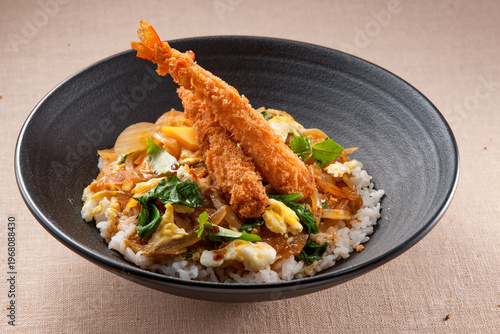 Photos Japanese style shrimp tempura rice bowl, Ebidon, with fried prawns and egg garnish in a black bowl
