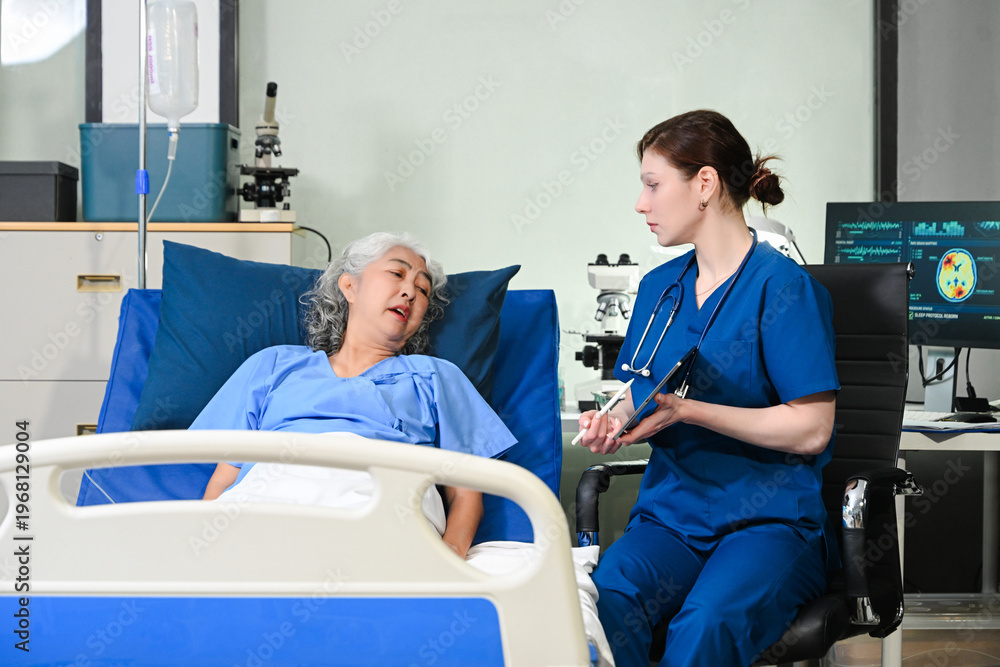 Obraz premium A professional nurse shows an elderly patient their brain scan results on a tablet, representing medical diagnostics, neurology consultation