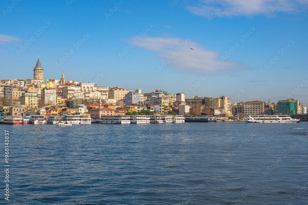 Obraz premium Galata Tower and waterfront skyline of Istanbul