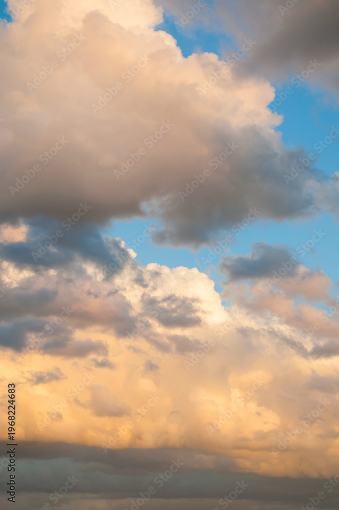 Obraz premium Golden dramatic sky background - picturesque colorful clouds lit by sunlight. Vast sunset sky landscape panoramic scene