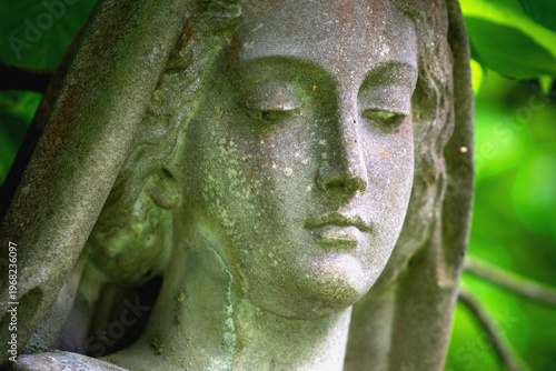 Foto Aphrodite statue surrounded by greenery, symbolizing feminine beauty, tenderness, and love in a soft natural atmosphere