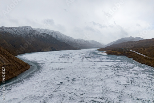 Quadro su tela Frozen lake surrounded by snow covered mountains in the Qilian Mountains region