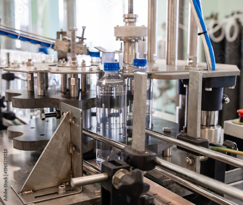 Εκτύπωση καμβά Machine tightens the lids on plastic bottles
