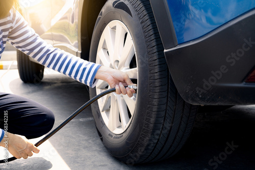 Quadro su tela Woman inflates the tire