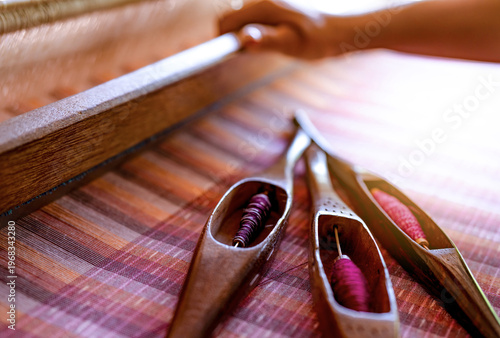 Foto Woman working on weaving machine for weave handmade fabric