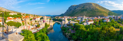 Tableau sur toile The Mostar Bridge (Bosnian: Stari Most) is a bridge over the Neretva River in the city of Mostar, Bosnia and Herzegovina