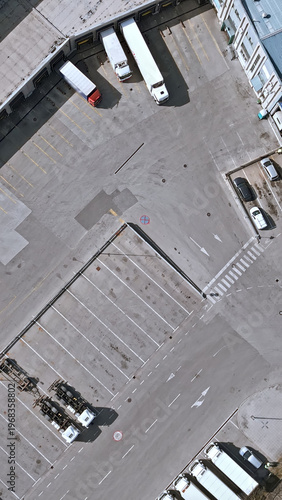 Foto An aerial view shows a distribution warehouse with several trucks lined up, ready for freight transportation