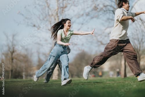 Foto A group of friends run and laugh across a grassy park