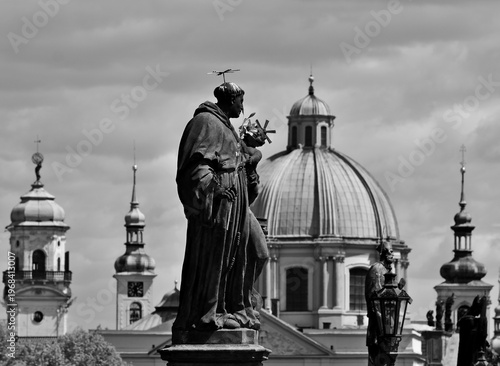 Karlsbrüke in Prag in schwarz - weiß