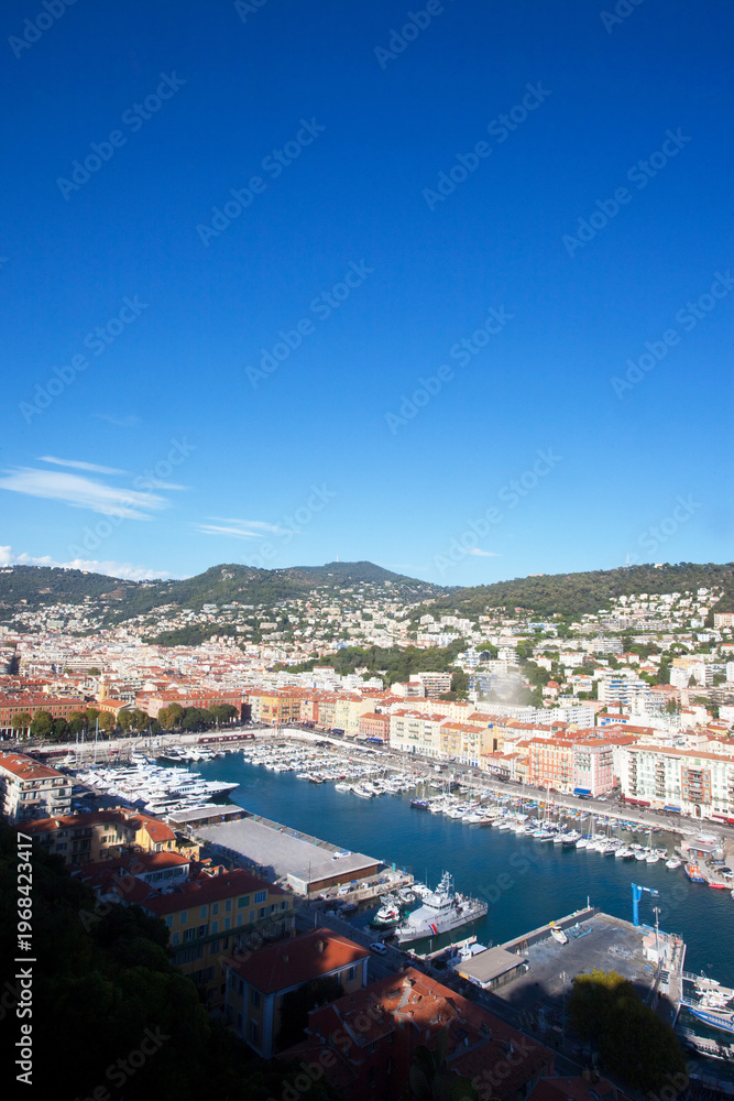 Fototapeta premium Widok na port, wzgórze Villefranche-sur-Mer oraz luksusowe rezydencje, Alpy Nadmorskie, Nicea, Francja, View of the Villefranche-sur-Mer hill and luxury residences, Alpes-Maritimes, Nice, France