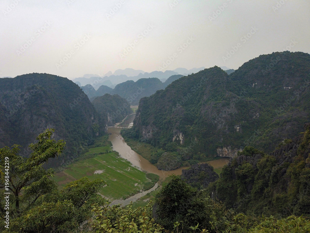 Obraz premium Panoramic Karst Landscape with River and Rice Fields from Hang Mua, Vietnam
