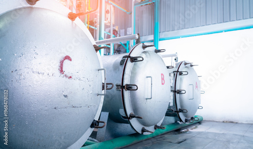 Tableau sur toile High pressure processing machine with stainless steel tank in modern food manufacturing factory, industrial equipment used for hydrostatic pasteurization eliminating pathogens