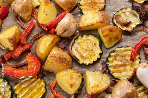 Frisches Ofengemüse - Peperoni und Zwiebeln mit Olivenoil von Oben - Draufsicht