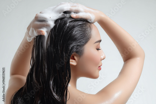 きめ細かな泡で髪を包み込みながらしっとりなめらかな質感と補修感を表現したヘアケア広告向けビジュアル