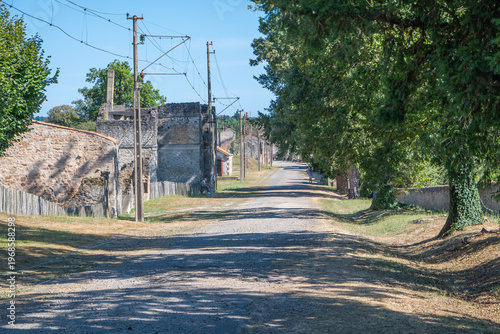 Village en ruine de Oradour-sur-Glane dans le Limousin en France.	
