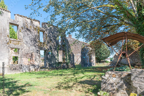 Village en ruine de Oradour-sur-Glane dans le Limousin en France.	
