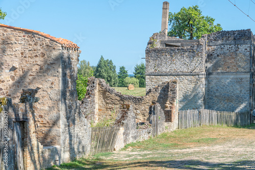 Village en ruine de Oradour-sur-Glane dans le Limousin en France.	
