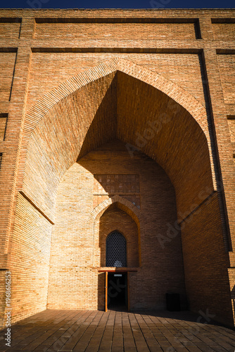 Tableau sur toile View of the entrance portal of the mausoleum of Rabia Sultan Begum, located in T