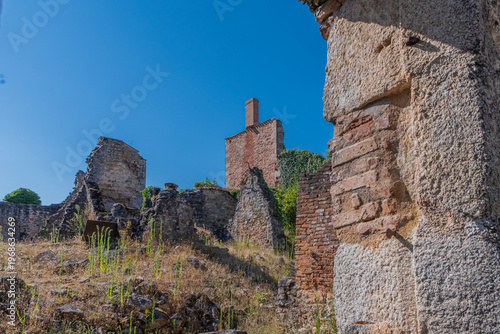 Village en ruine de Oradour-sur-Glane dans le Limousin en France.	

