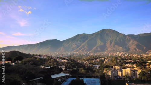 Panorámica de la ciudad Caracas, Venezuela, con vista al Ávila