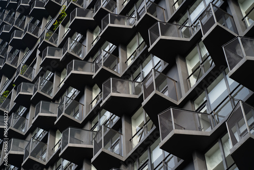 Fotografia High angle view of a modern apartment building facade with repetitive geometric