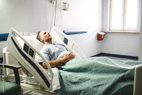 Cuadro en lienzo man in hospital bed suffering from cancer or other health problem