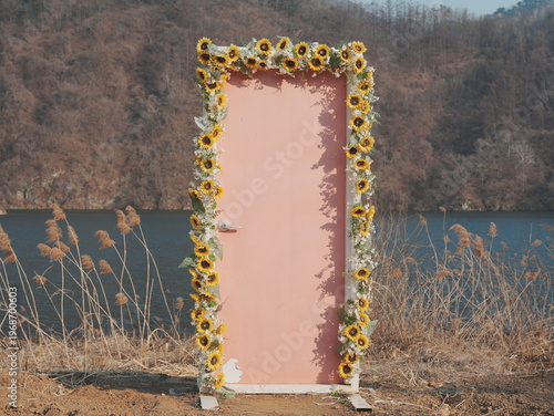 Fotografía Surreal pink door standing alone in an empty space