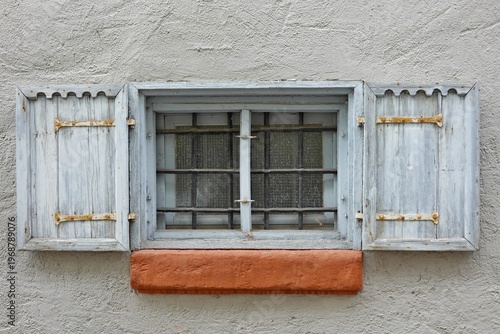 Altes Fenster mit Fensterläden