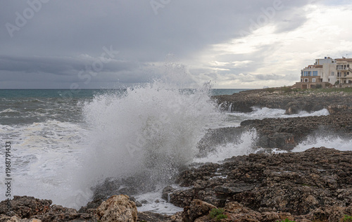 starker Wellengang mit Sturm an den Klippen mit den charakteristischen Karst-Formen und dem Es Bufador und dem Es Bufador Petit, S´Illot im Norden von Mallorca, Spanien