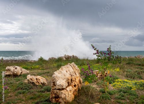 starker Wellengang mit Sturm an den Klippen mit den charakteristischen Karst-Formen und dem Es Bufador und dem Es Bufador Petit, S´Illot im Norden von Mallorca, Spanien