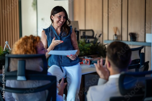 Foto Motivated business team engaged in office discussion