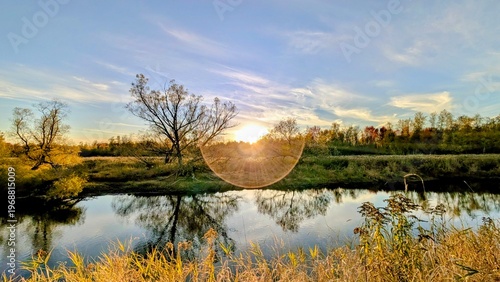 Canvas-taulu Halo solaire du couchant sur la rivière