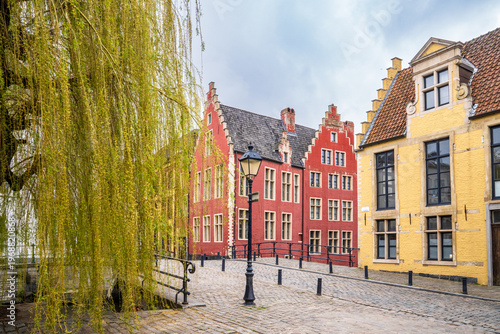 Foto Historic houses and weeping willow at Lievekaai, Ghent, Belgium