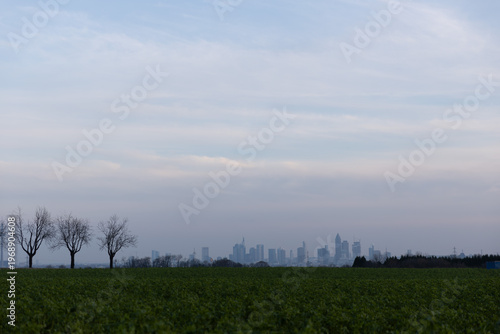 Rotes Vintage-Spielzeug an weißer Wand mit gelb-schwarzem Warnstreifen im oberen Bildbereich