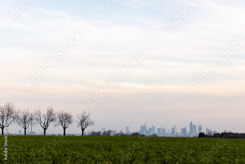 Rotes Vintage-Spielzeug an weißer Wand mit gelb-schwarzem Warnstreifen im oberen Bildbereich