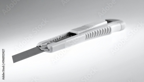 Single retractable box cutter knife