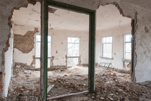 Fotografía Abandoned Dilapidated Room With Crumbling Walls, Scattered Bricks, Green Door Fr