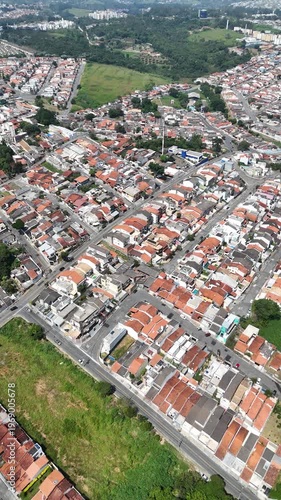 Drone mostra visão aérea vertical de Mogi das Cruzes com destaque para ocupação urbana, ruas e casas no cenário do Alto Tietê paulista
