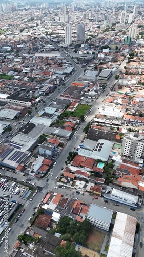 Drone mostra a Vila Lavínia com casas e ruas em padrão urbano destacando a ocupação residencial em Mogi das Cruzes