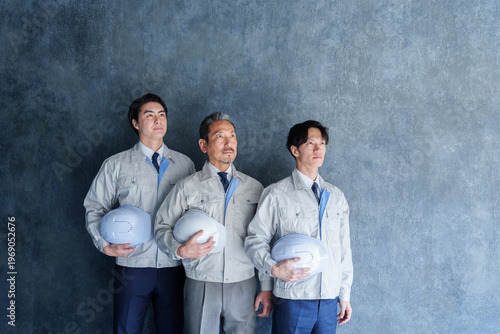 Wallpaper Mural 見上げるエンジニア　職人 Torontodigital.ca