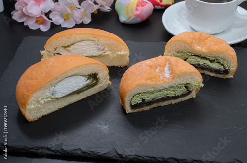 花見のおやつに抹茶あんぱんホイップと抹茶ドーナツ