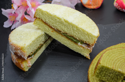 花見のおやつに抹茶ケーキと抹茶バームクーヘン