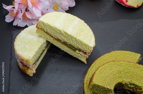 花見のおやつに抹茶ケーキと抹茶バームクーヘン