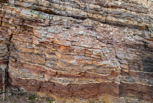 Foto Layered Sedimentary Rock Cliff With Colorful Strata and Texture in the Canadian